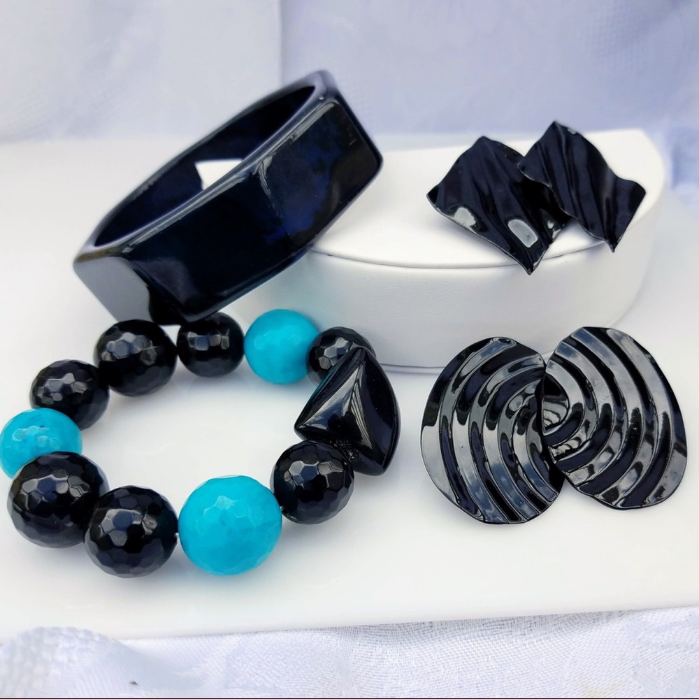 Hues of Black & Blues Bracelets & Earrings Set